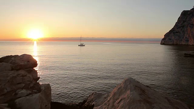 风平浪静的海面上停泊着帆船视频素材