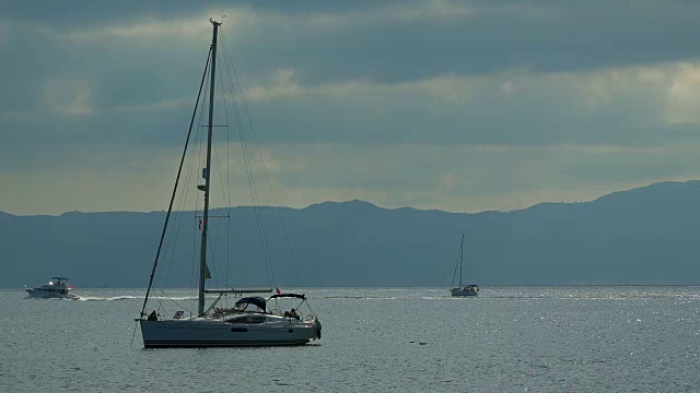 帆船靠近Alcanada, Alcudia，马略卡岛，巴利阿里群岛，西班牙，地中海，欧洲视频素材