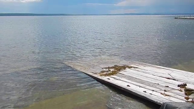 夕阳下湖面上平静的波涛视频素材