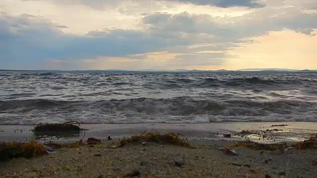 夕阳下湖面上平静的波涛视频素材