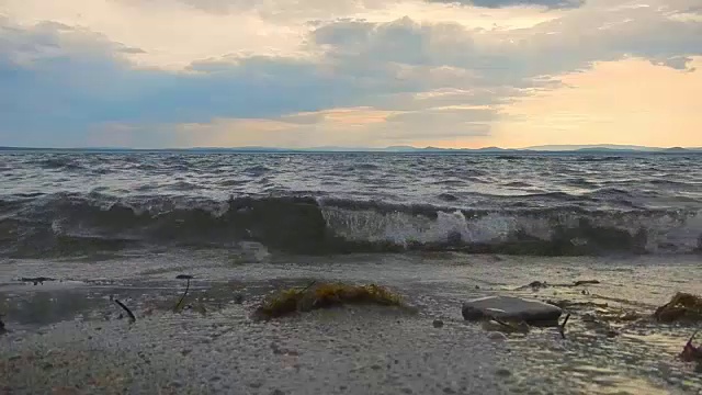 夕阳下湖面上平静的波涛视频素材