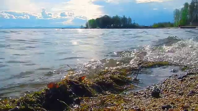 夕阳下湖面上平静的波涛视频素材