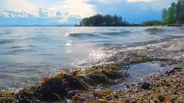 夕阳下湖面上平静的波涛视频素材