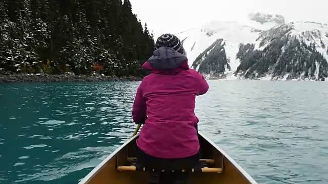 女性冒险家皮划艇高山湖泊视频素材