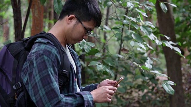 一群年轻人和朋友背包一起徒步旅行，看地图，在路边拍照，看起来很开心，假期概念旅行的放松时间视频素材