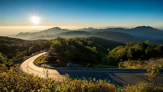 美丽的日出在Doi Inthanon，泰国清迈。视频素材