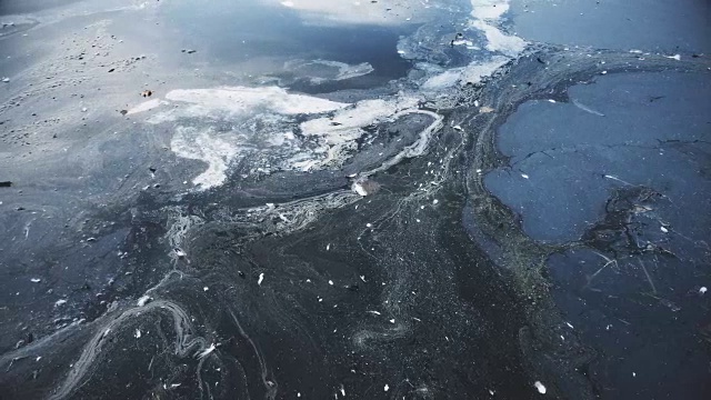 污染的化学物质在水中视频素材