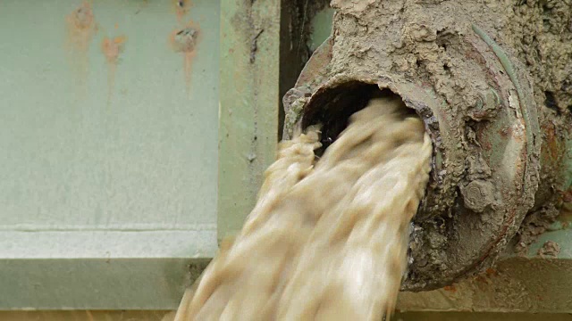 脏水从脏管子里流出来视频素材