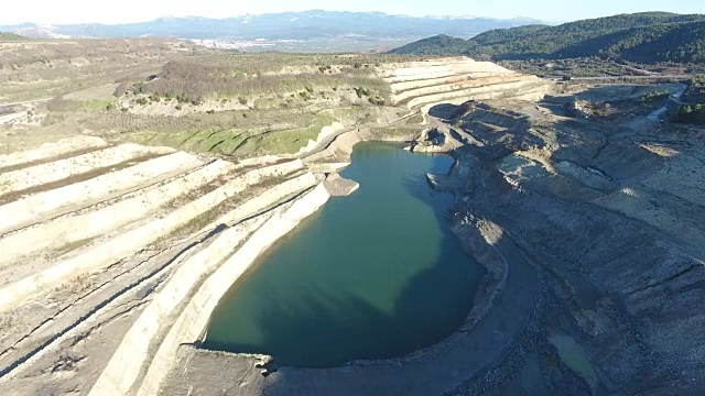 废弃露天煤矿矿井架空视频素材