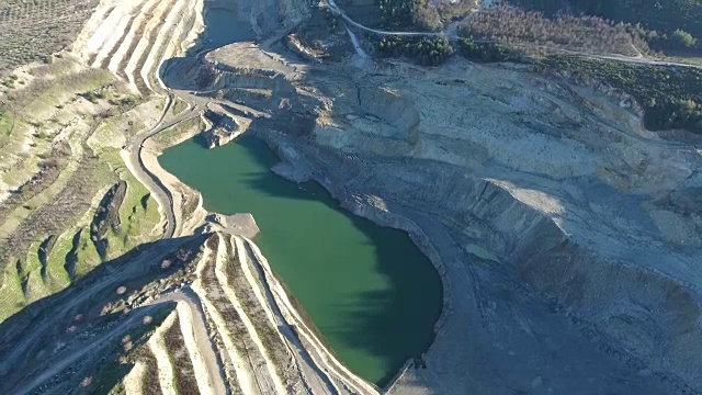 废弃露天煤矿矿井架空视频素材