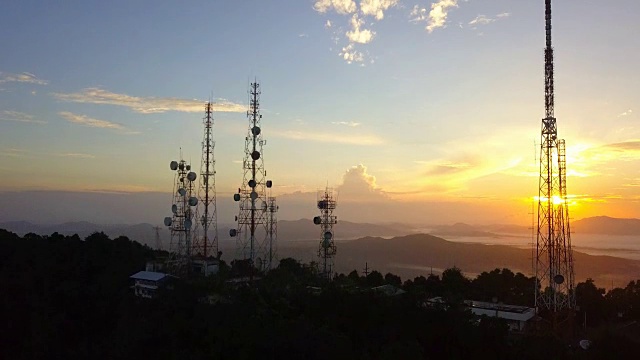 城市上空的山上日出时电信天线的鸟瞰图视频素材