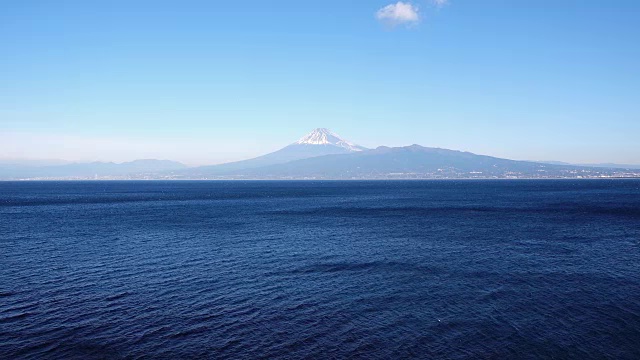 大洋上的富士山视频素材