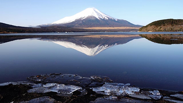 冬天富士山越过山中湖视频素材