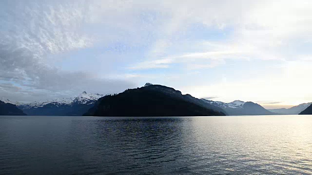 瑞士中部壮丽的山脉和湖泊全景。夕阳把云彩涂上了壮丽的色彩。宽镜头。视频素材