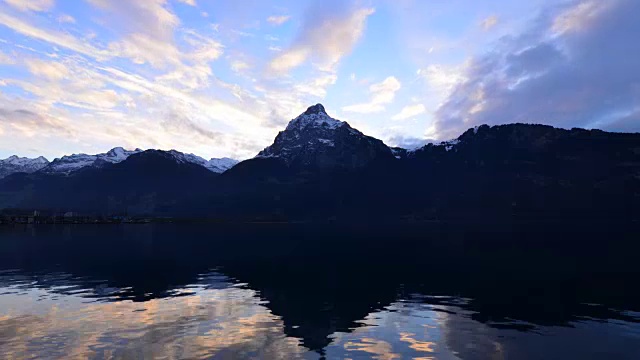 瑞士中部壮丽的山脉和湖泊全景。夕阳把云彩涂上了壮丽的色彩。宽镜头。视频素材