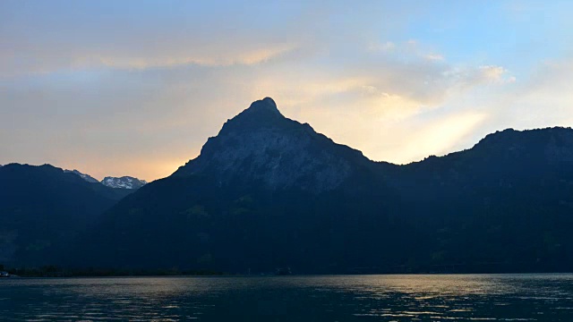 壮丽的群山和瑞士中部的湖泊全景。31、黄昏夕阳轻，日头在云中。轻松的夜晚氛围。间隔拍摄。Uri。视频素材