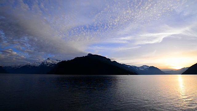 晚上的风景。瑞士的卢塞恩湖。多云的天空。壮丽的景色在夕阳的颜色。视频素材