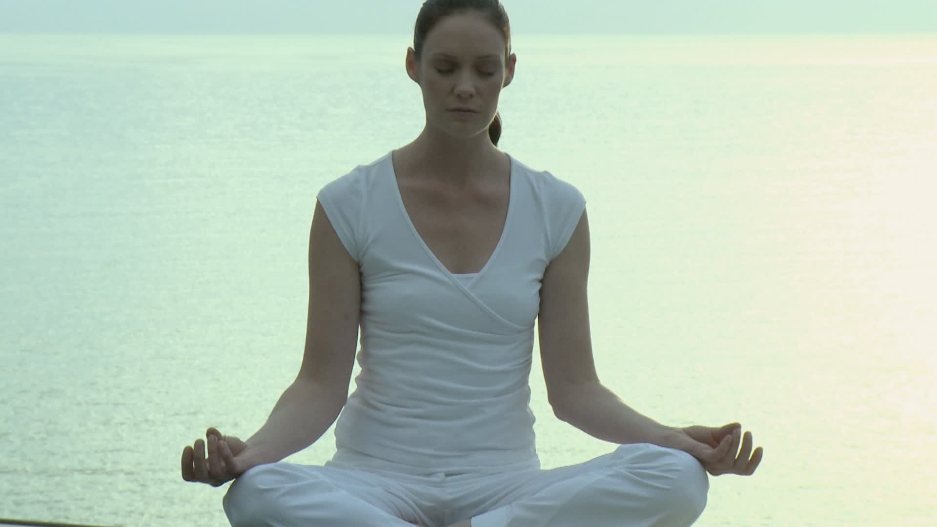 MS Woman doing yoga with sea in background /开普敦，南非视频素材