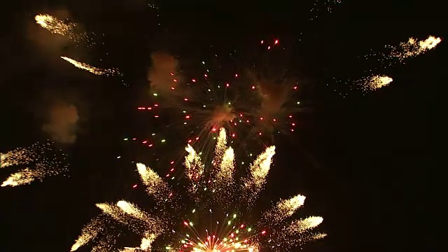 烟花在夜空中爆炸视频素材