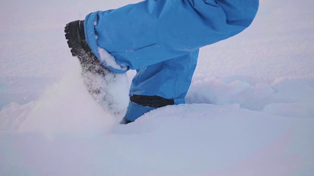 脚近距离通过深雪。在新鲜空气中散步视频素材