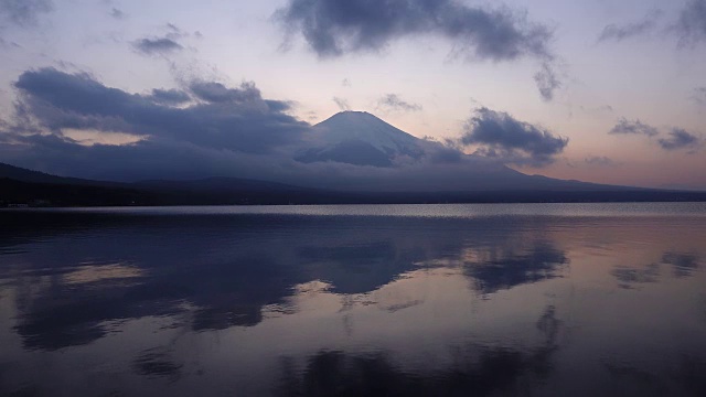 日落时富士山上的山中湖(平移)视频素材