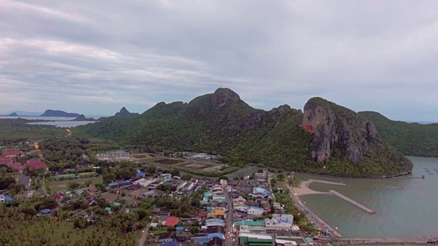 鸟瞰图的渔村与山区背景在早上视频素材