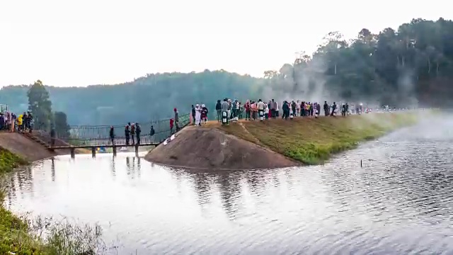 人们移动在山景点与雾，延时视频视频素材