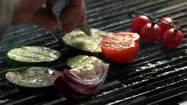 用钳子手烤食物。视频素材