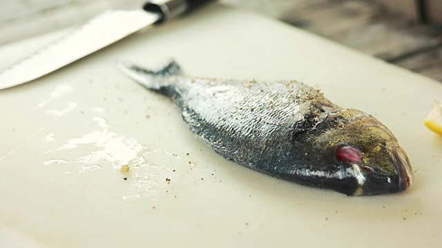 加香料的生剑鱼。视频素材