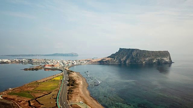 鸟瞰韩国济州岛城山一chilbong的日出视频素材