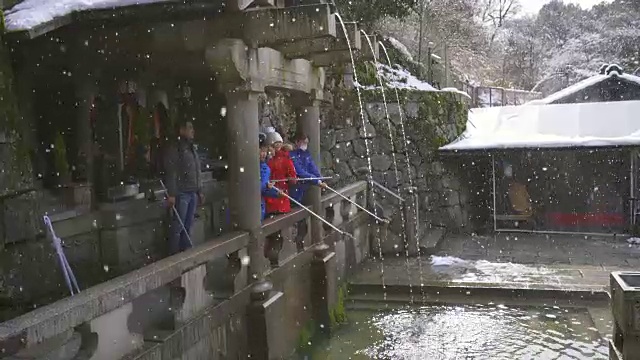 清水寺的三行圣水视频素材