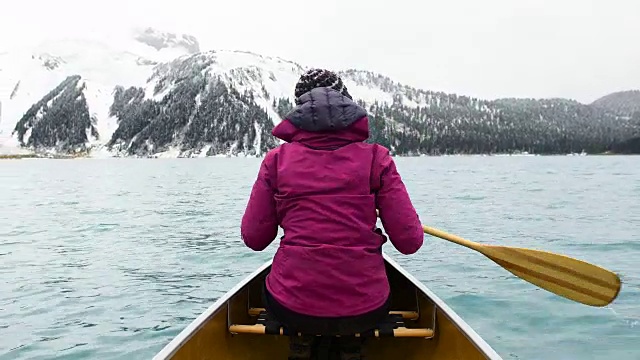 女性冒险家皮划艇高山湖泊视频素材