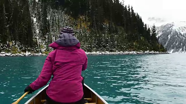 女性冒险家皮划艇高山湖泊视频素材