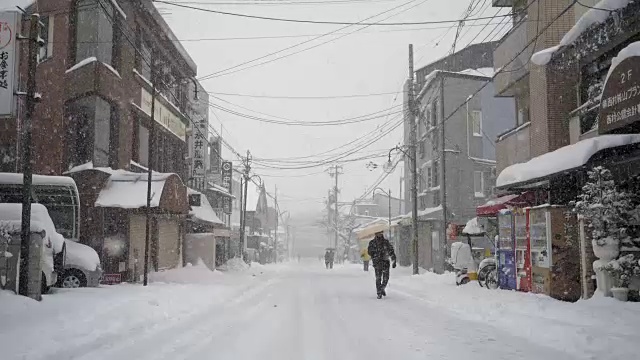 大雪落在京都空荡荡的道路上视频素材