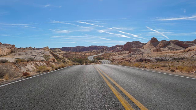 观看蜿蜒的道路经过的山国家公园，红岩峡谷，内华达4K视频素材