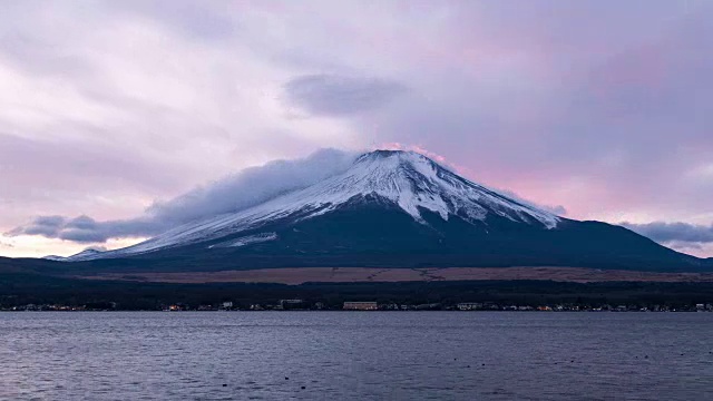 日落时富士山上的山中湖(延时拍摄)视频素材