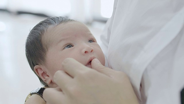 4K慢动作亚洲新生婴儿平静地睡在母亲的胸前视频素材