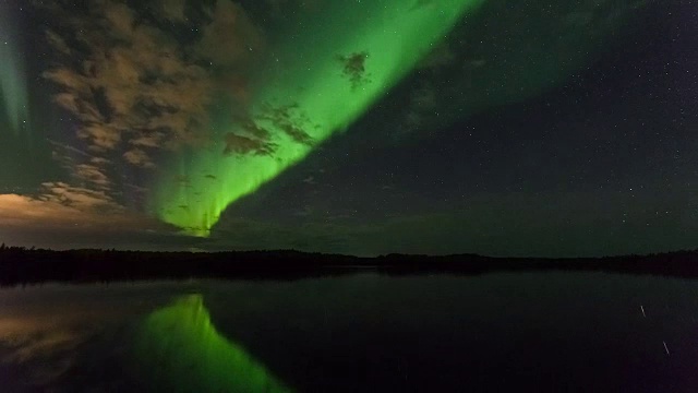 美国阿拉斯加州契纳湖上空的极光视频素材