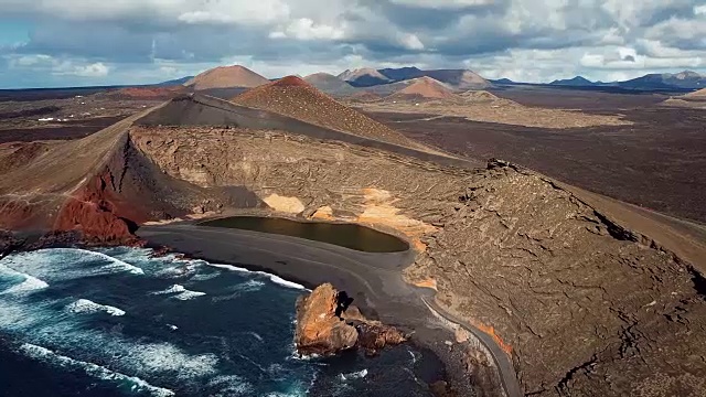 El Golfo火山湖鸟瞰图，兰萨罗特，加那利群岛，西班牙视频素材