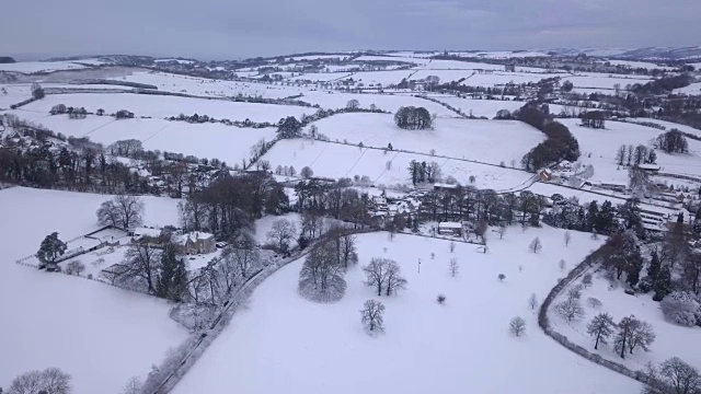 圣诞前夕，科茨沃尔德乡村的雪景视频下载