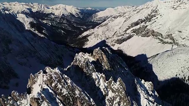 山顶的阿尔卑斯山-鸟瞰图视频素材