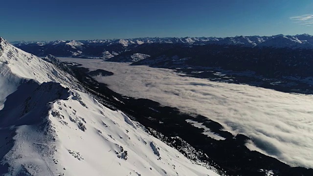 山顶的阿尔卑斯山-无人机视图视频素材