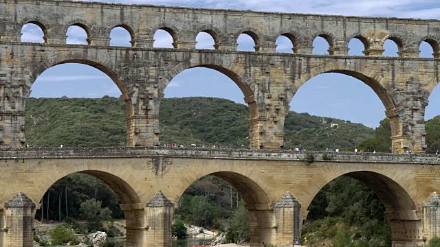 古罗马加德高架桥，横跨加登河。Vers-Pont-du-Gard,法国。Pannnig射杀。4 k, UHD视频素材