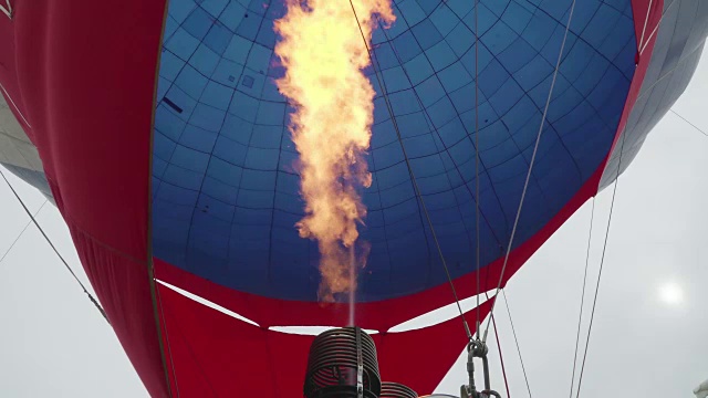 热气球。燃烧器在高空引导火焰进入背景氦气飞艇的外壳视频素材