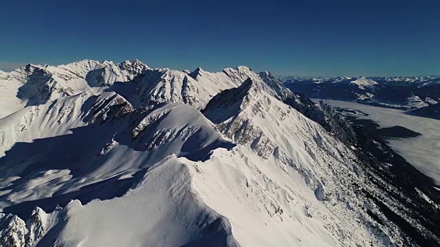 山顶的阿尔卑斯山-鸟瞰图视频素材