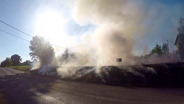 城市附近的田野着火了视频素材