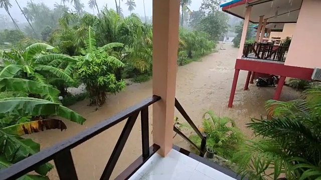 泰国帕岸岛的街道上出现了洪水和热带降雨视频素材