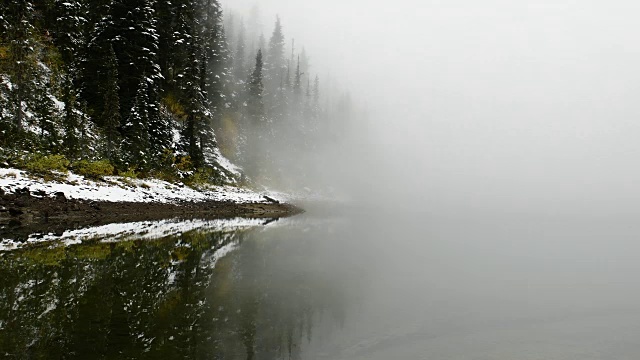 雾蒙蒙的湖面上布满了雪视频素材