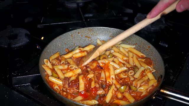 厨师用肉酱制作通心粉视频素材