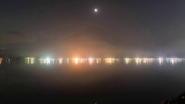 夜晚的月亮落在富士山上视频素材